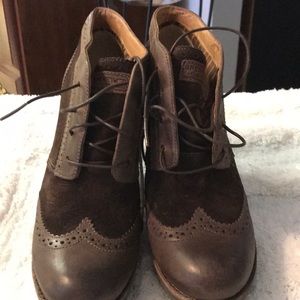 Speedy brown ankle high shoe